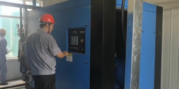 兩臺200Kw兩級壓縮空壓機(jī)完成安裝調(diào)試！