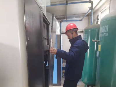 睿寂行空壓機售后服務人員進行例行巡檢！